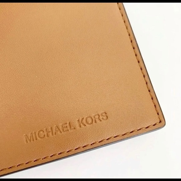 MK MICHAEL KORS WALLET PASSPORT CASE - Picture 4 of 7